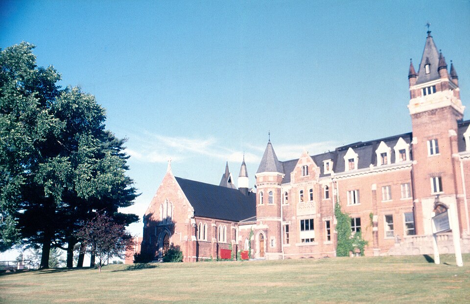 McGreer Hall и часовня Bishop’s University в Шербруке