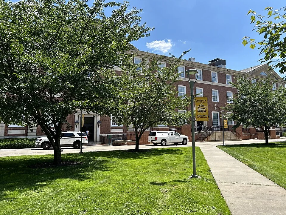 Levermore Hall, административное здание Adelphi University, 2024 год