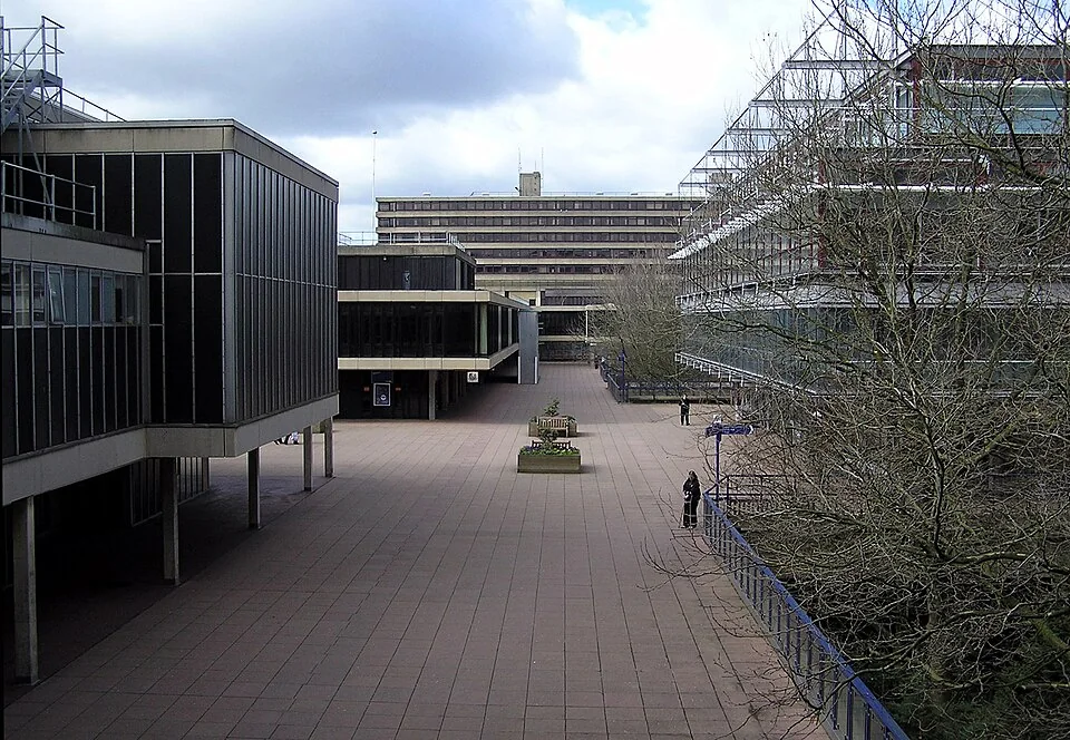 Учебные корпуса вдоль The Parade в University of Bath