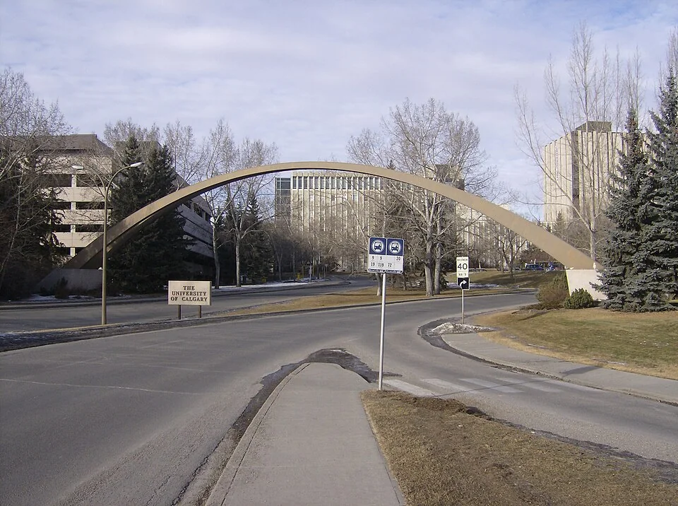 Арка у входа в кампус University of Calgary, 2007 год