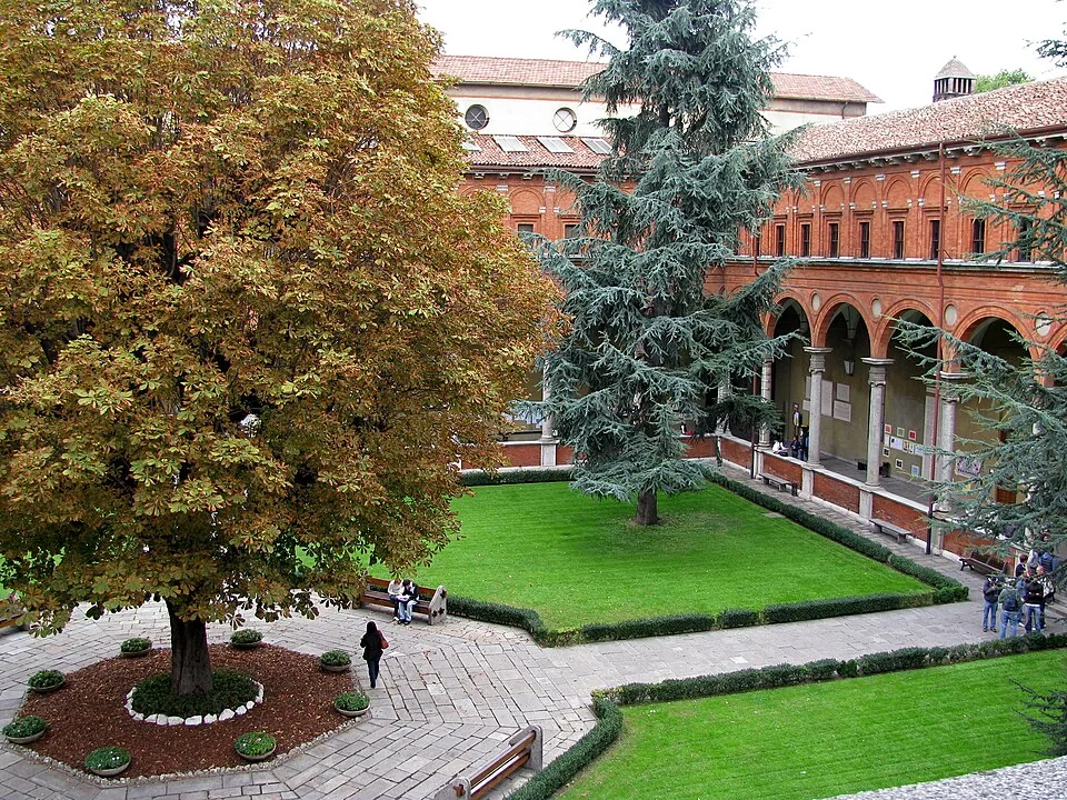 Внутренний двор Università Cattolica del Sacro Cuore в Милане, 2008 год