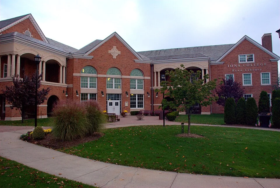 Библиотека Ryan в Iona University; фотография периода Iona College