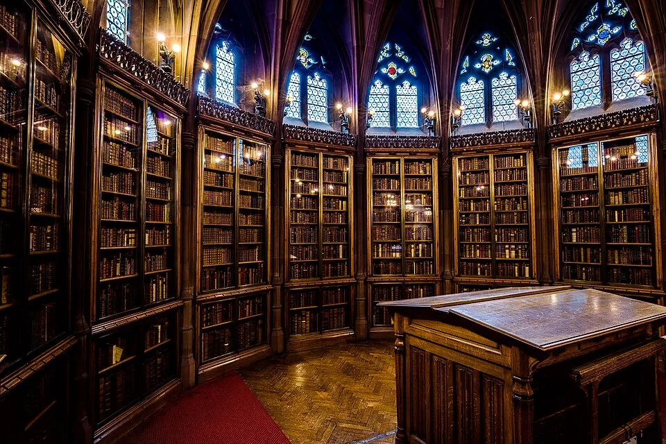 Рабочие столы в историческом читальном зале библиотеки John Rylands