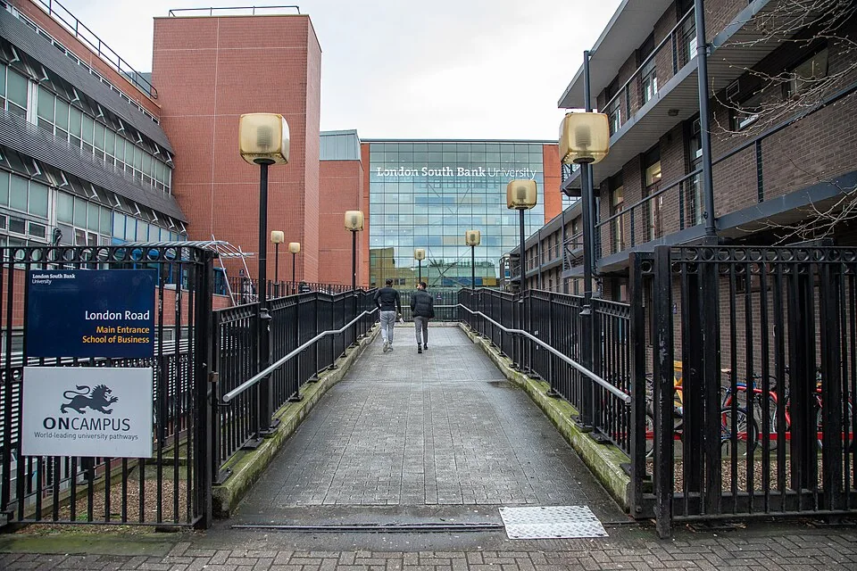 Вход London South Bank University со стороны London Road, 2019 год