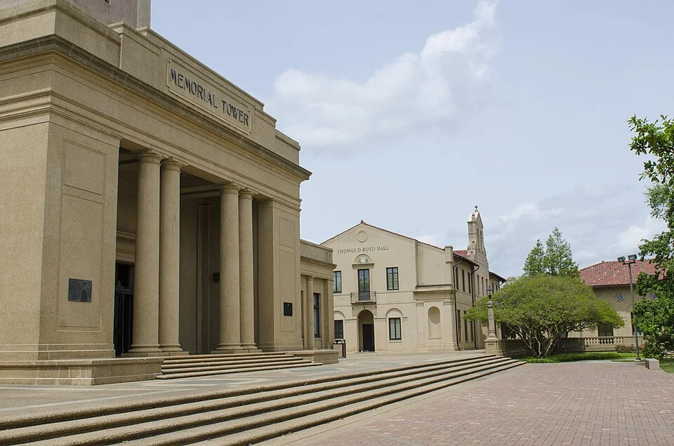 Memorial Tower и Thomas D. Boyd Hall в кампусе Louisiana State University, 2014 год