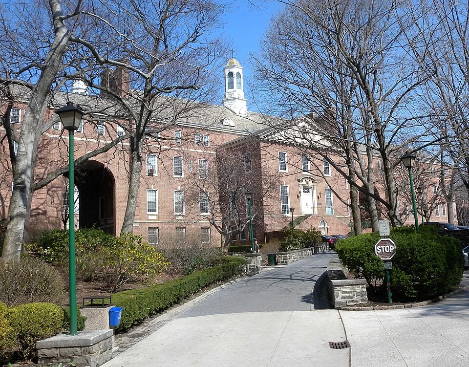 Фасад Manhattan University; фотография периода Manhattan College