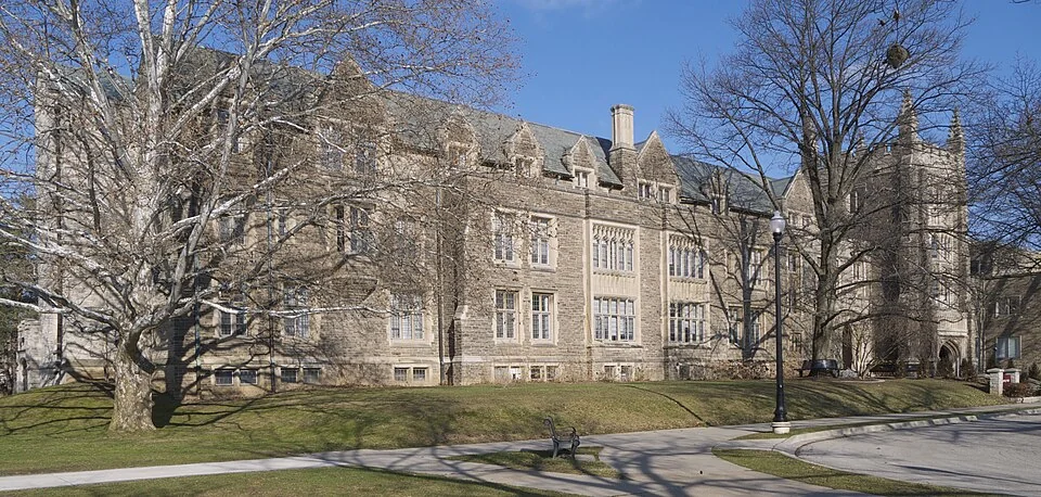 University Hall в McMaster University, январь 2013 года