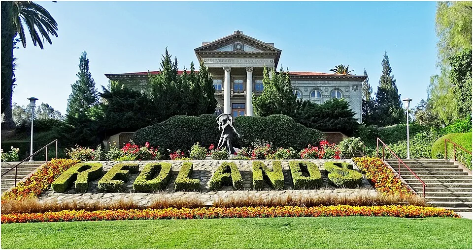 Административное здание University of Redlands и озеленение кампуса