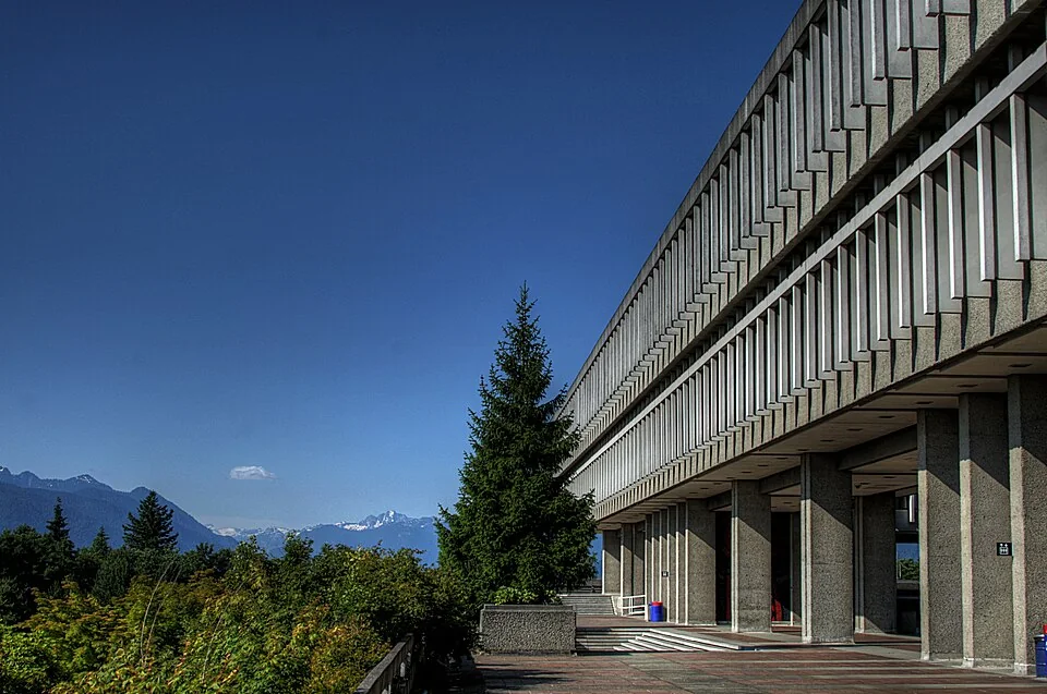Academic Quadrangle в кампусе Simon Fraser University в Бернаби, 2012 год