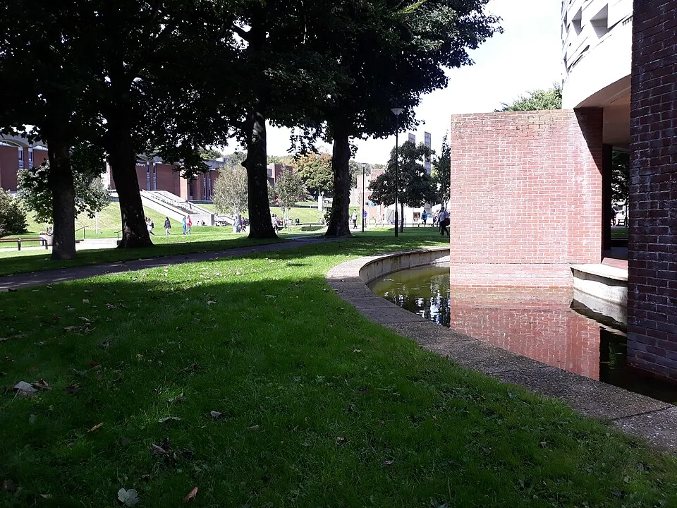 Центральная часть кампуса University of Sussex