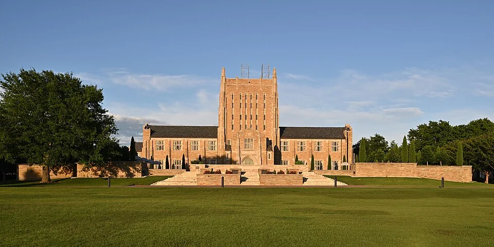 McFarlin Library Университета Талсы со стороны Dietler Commons, 2026 год