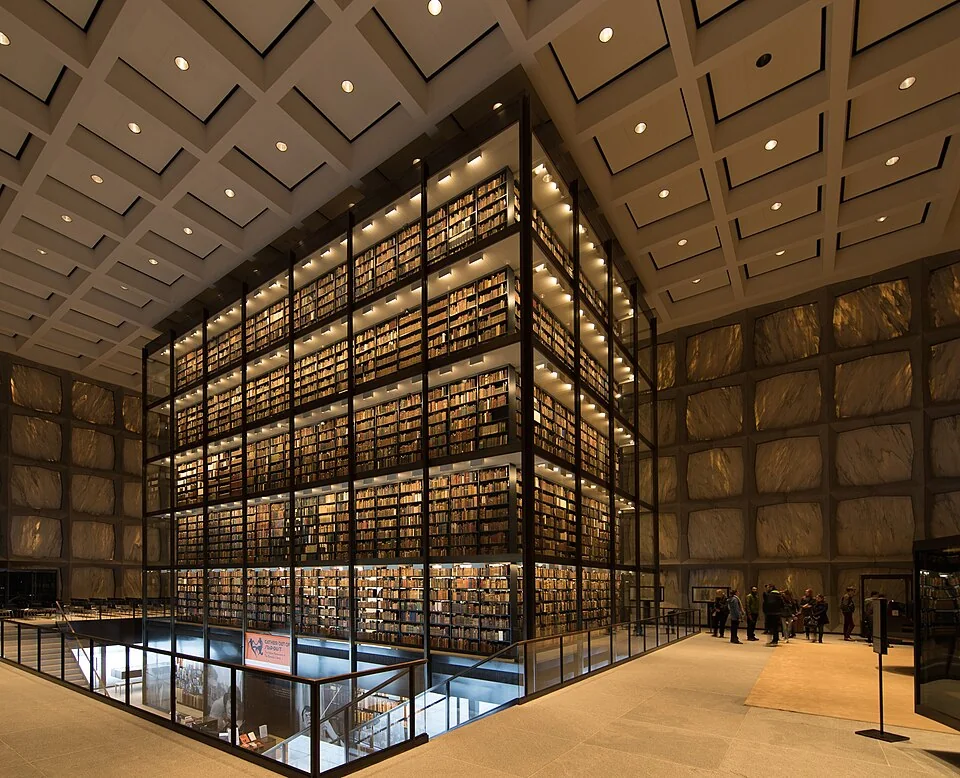 Интерьер библиотеки Beinecke Йельского университета