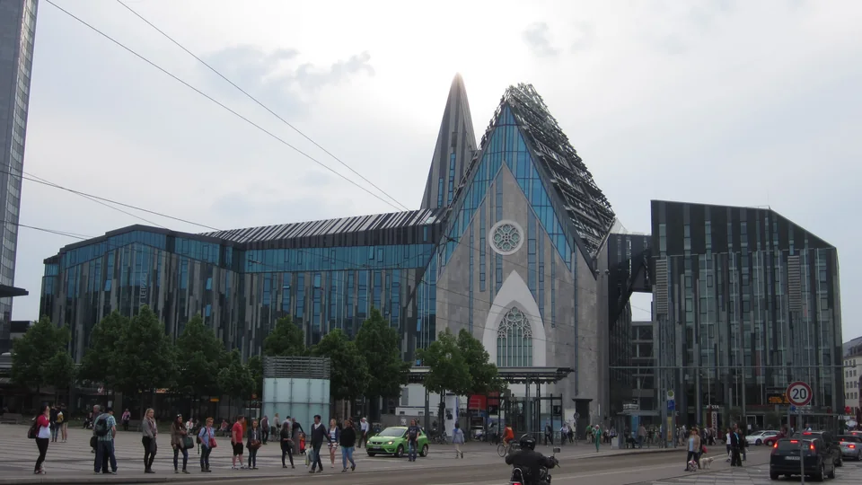 Современные корпуса Лейпцигского университета — Новый Августеум и Паулинум с острым фронтоном — на площади