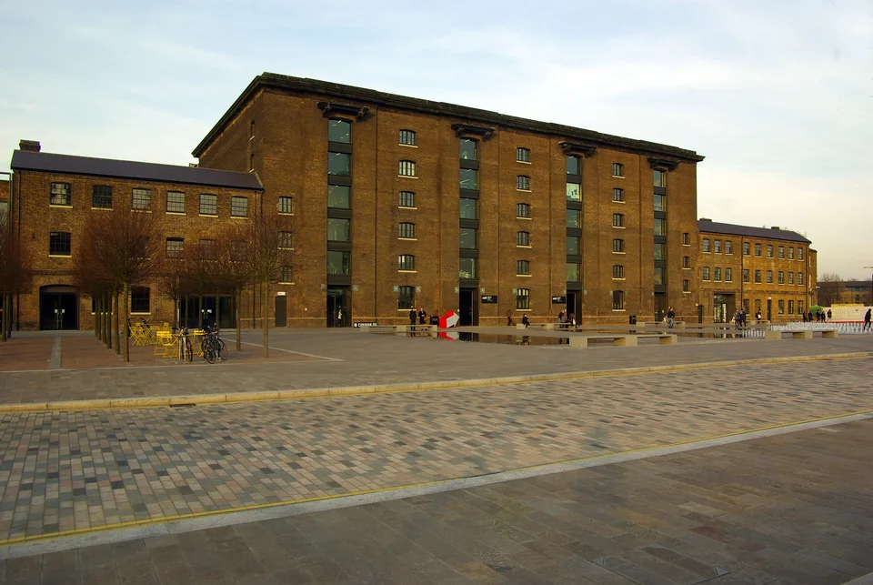 Кирпичное здание Granary Building колледжа Central Saint Martins на площади Granary Square в Лондоне