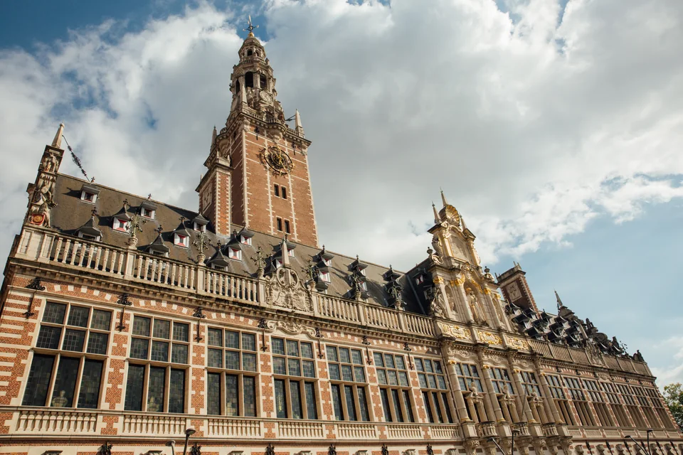 Фасад университетской библиотеки KU Leuven с башней в Лёвене
