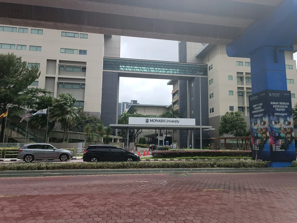 Корпуса кампуса Monash University Malaysia со стеклянным переходом между зданиями, вид из-под эстакады