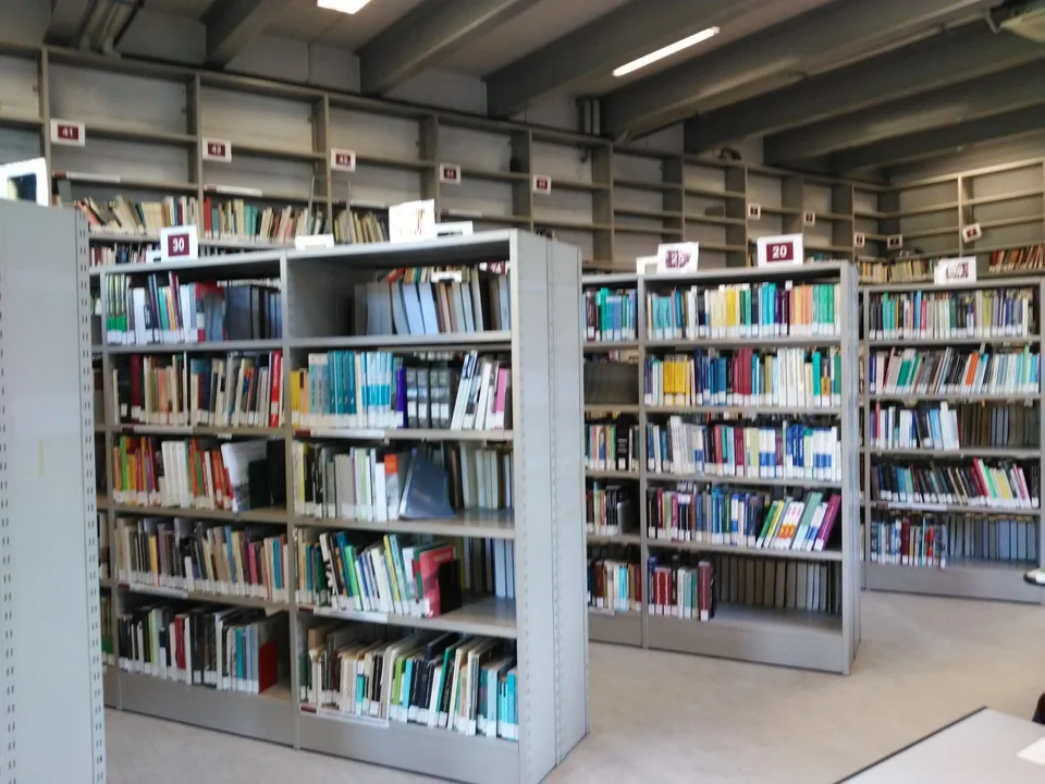 Ряды книжных стеллажей в зале Гетти инженерной библиотеки Падуанского университета