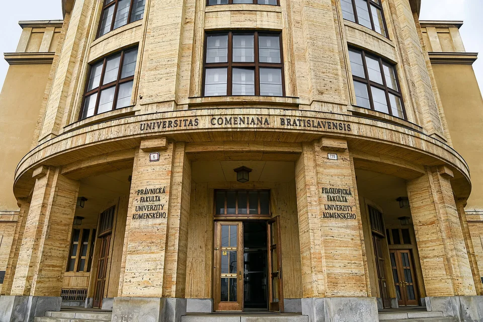 Вход в здание Университета Коменского в Братиславе с надписью Universitas Comeniana Bratislavensis над колоннадой