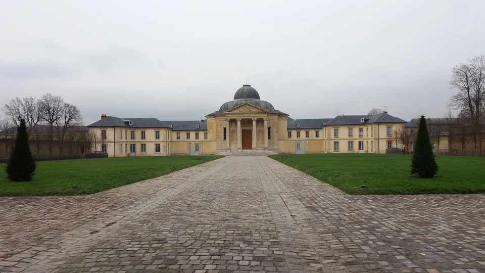 Историческое здание с куполом на территории Lycée Hoche в Версале