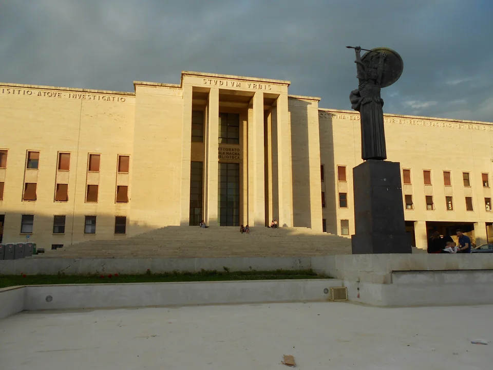 Статуя Минервы перед зданием ректората университета Ла Сапиенца в Риме