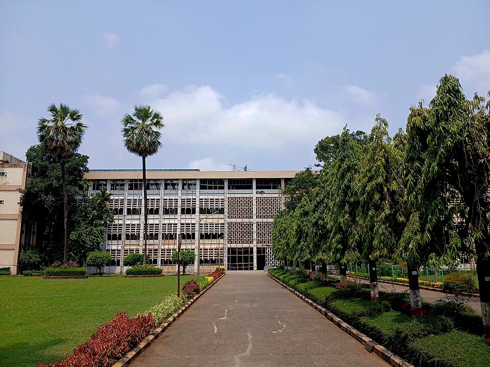 Главный корпус IIT Bombay, кампус в Повай, Мумбаи.