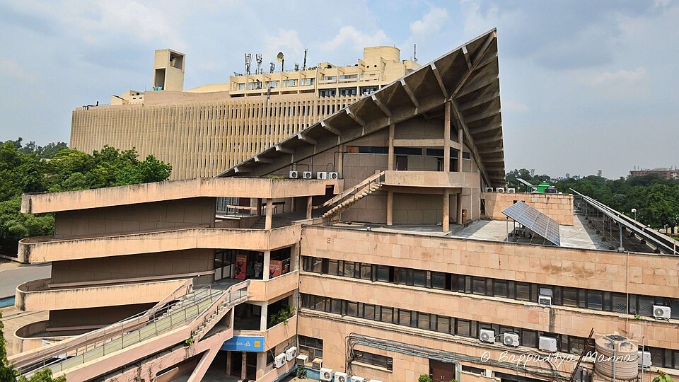 Главный корпус IIT Delhi: вид со стороны центральной библиотеки.