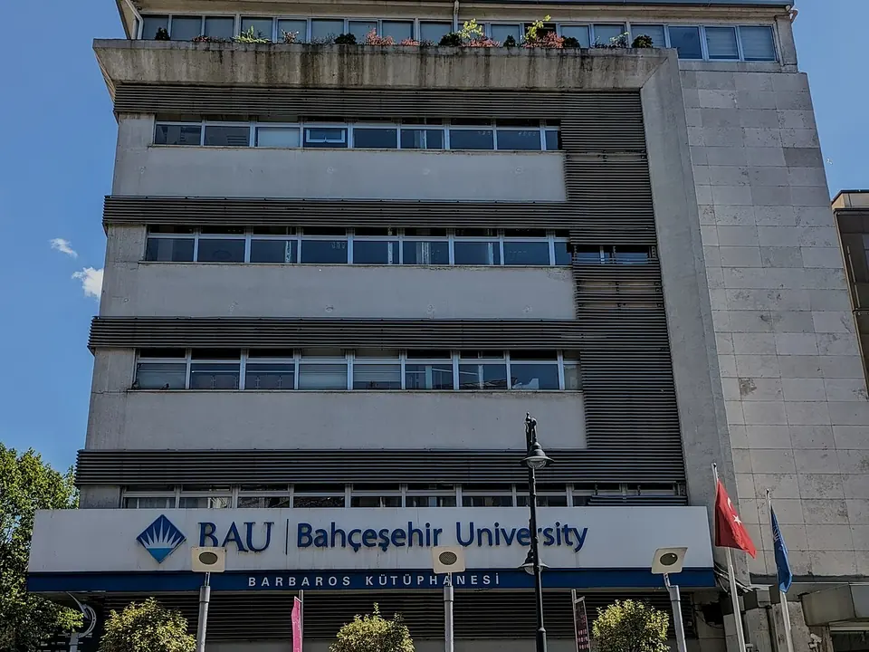 Корпус Университета Бахчешехир с вывеской BAU в Бешикташе, Стамбул