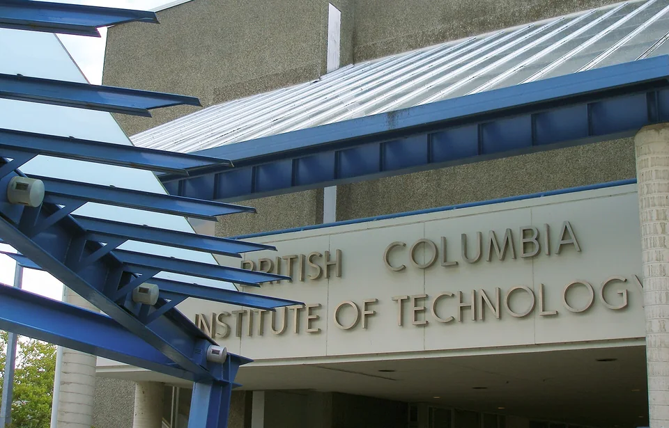 Синий металлический козырёк и надпись British Columbia Institute of Technology над входом в бетонное здание BCIT